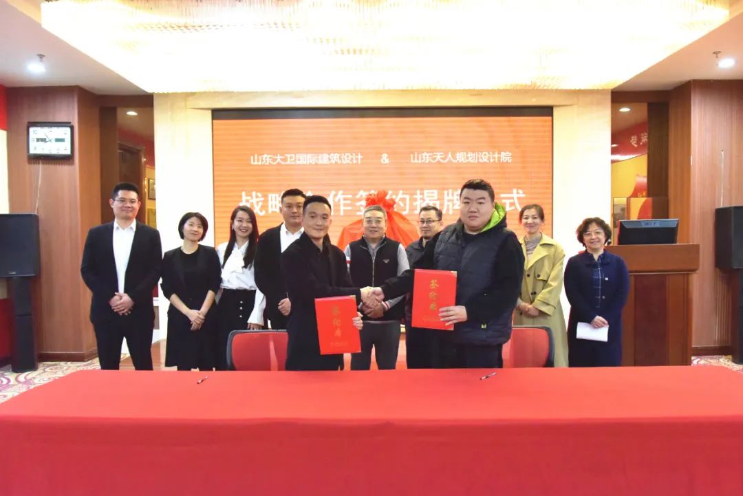 在与会领导的共同见证下,双方签署战略合作框架协议.jpg 在与会领导的共同见证下,双方签署战略合作框架协议.jpg