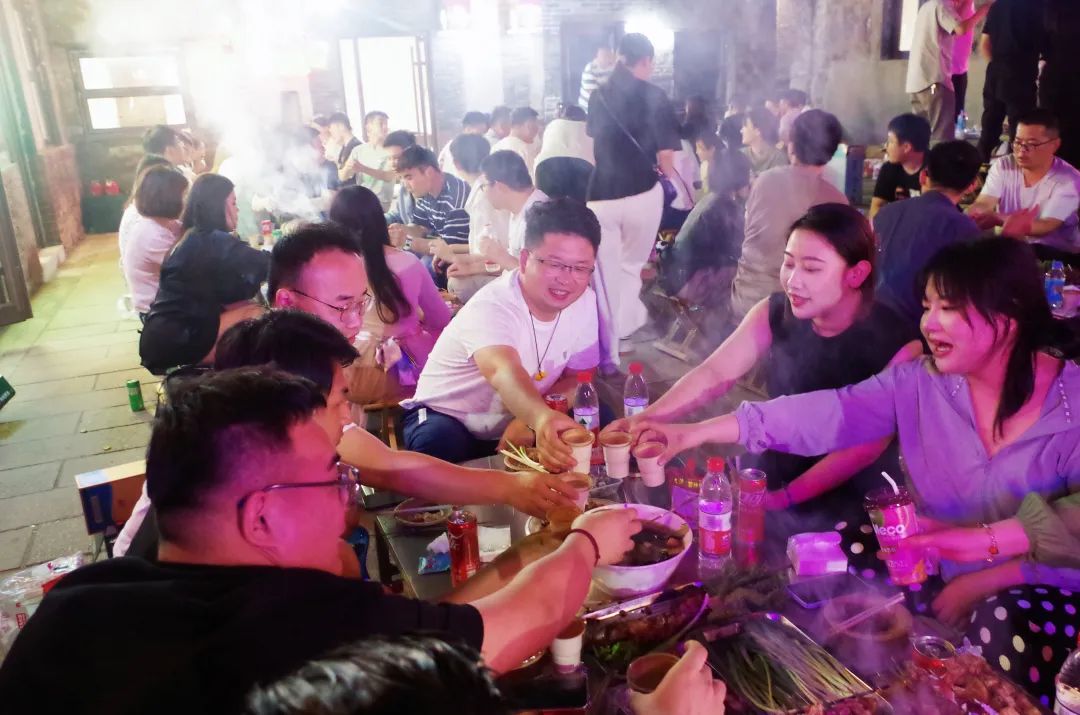 谈笑间，举杯畅饮，快乐欢歌1.jpg