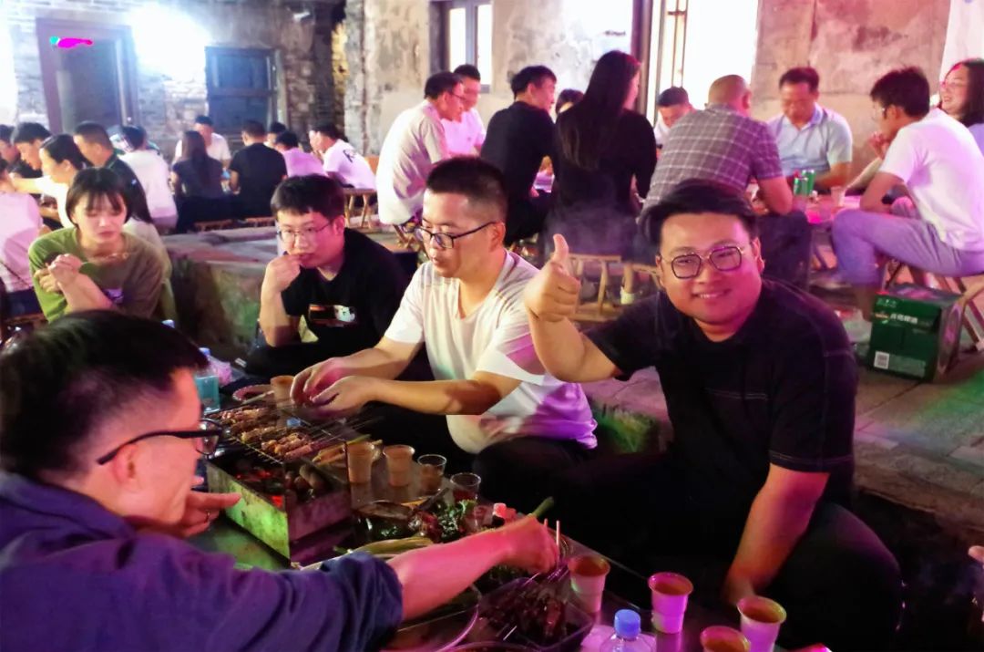 谈笑间，举杯畅饮，快乐欢歌2.jpg