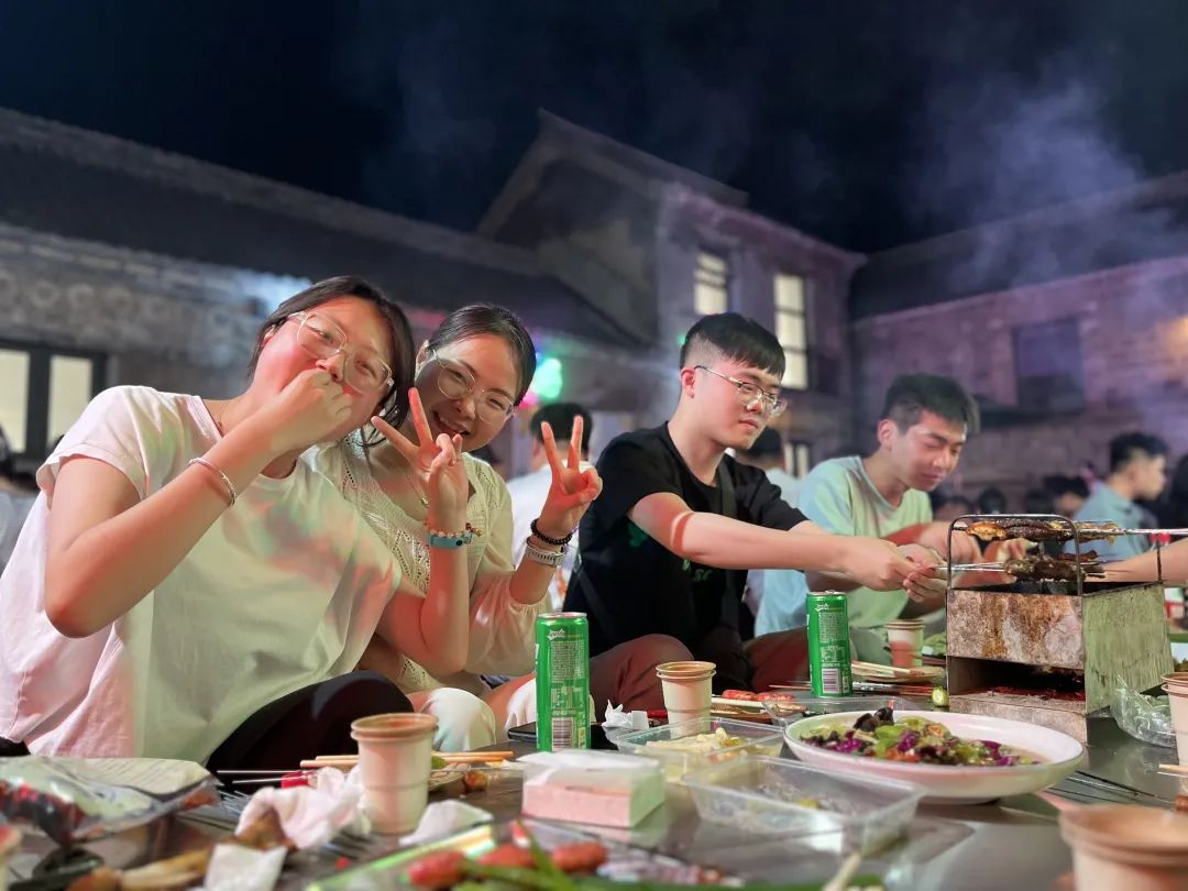 谈笑间，举杯畅饮，快乐欢歌3.jpg