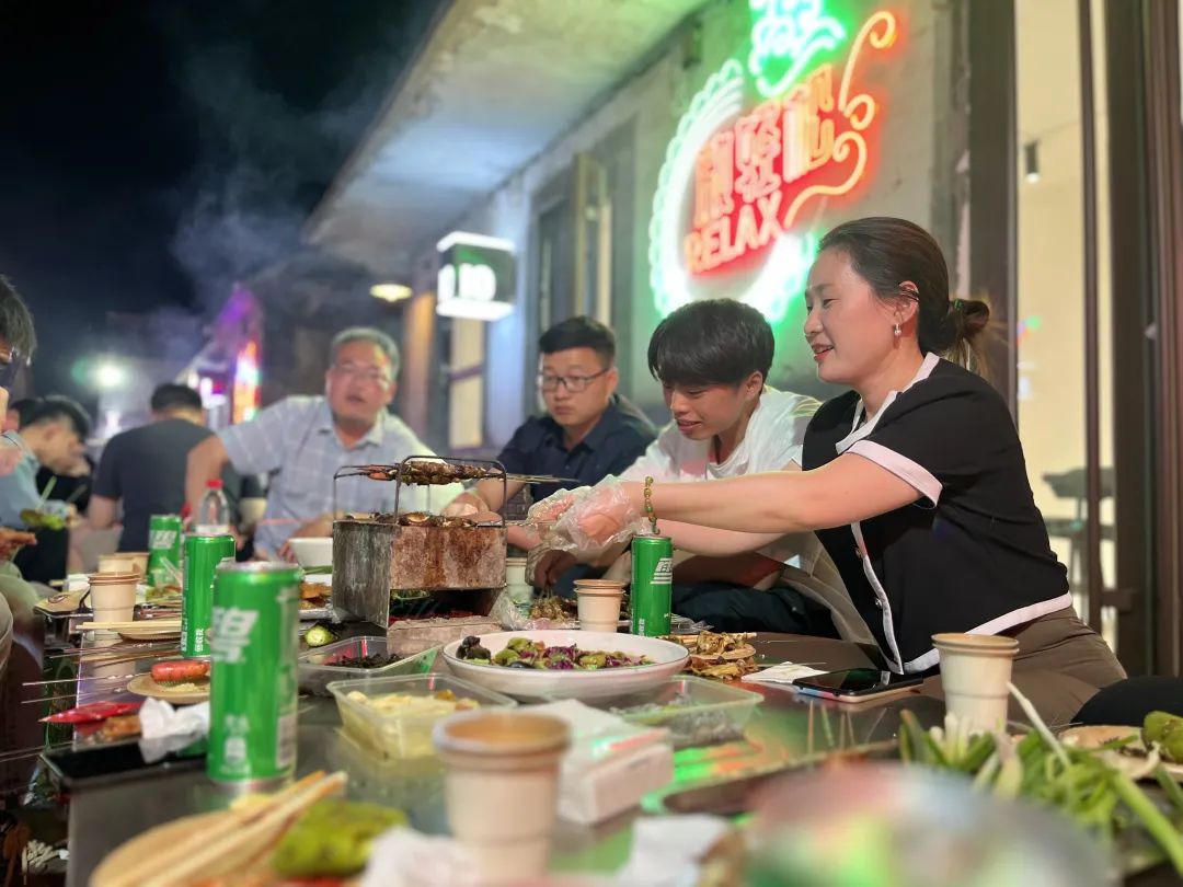 谈笑间，举杯畅饮，快乐欢歌4.jpg