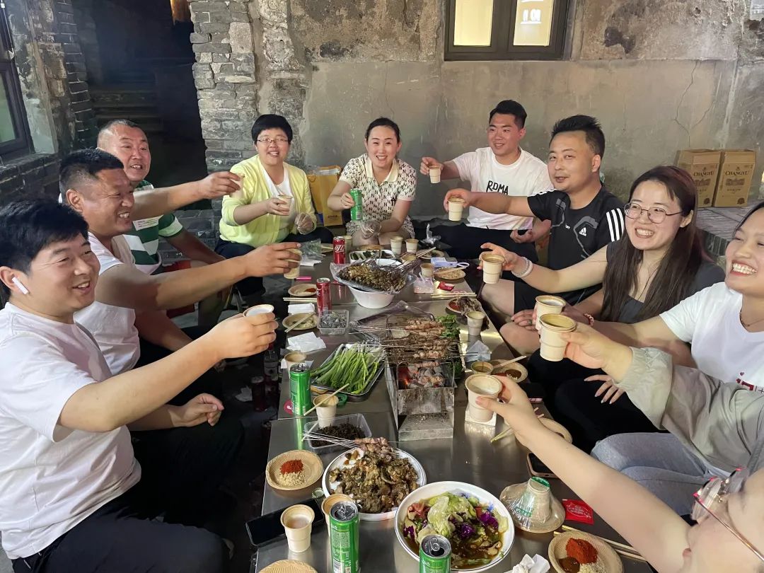 谈笑间，举杯畅饮，快乐欢歌5.jpg