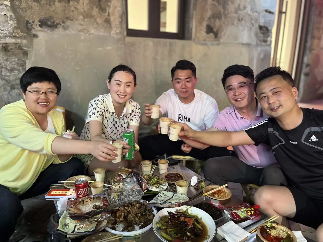 谈笑间，举杯畅饮，快乐欢歌6.jpg