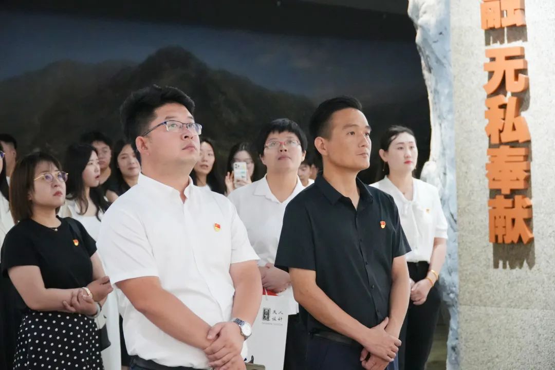 珍贵的历史实物、栩栩如生的革命雕像、革命.jpg