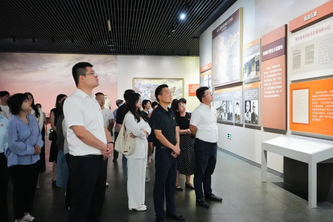 在沂蒙革命纪念馆，大家先后参观了“红色.jpg