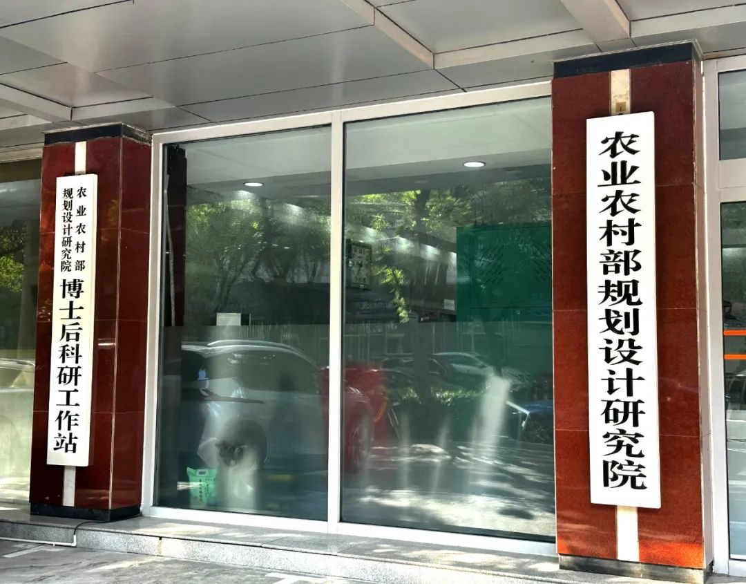 孙汉雷一行在农业农村建筑工程研究所所长蔡学1.jpg